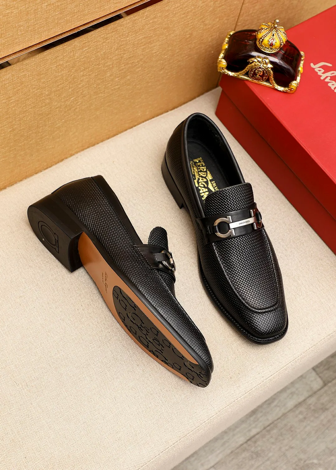 Men's shoes 💰462 💐 Product trademark: Ferragamo "Ferragamo" casual leather shoes Regular size: 38-44 (45.46🉑️customized) Product materials: Selected imported first-layer calfskin embossed upper + luxury hardware buckle, imported water-dyed cow leather lining. Strong three-dimensional visual effect, original outsole color: 2 colors available